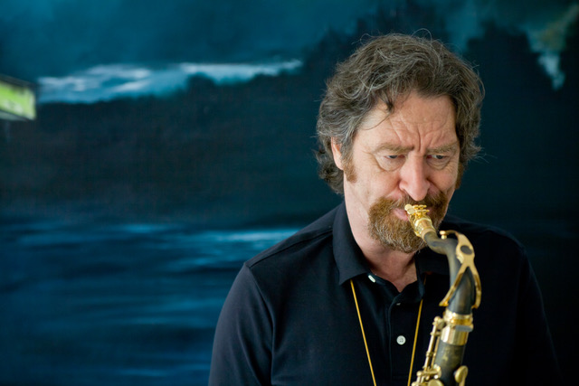Daniel Guggenheim am Altsaxofon vor blauer Bühnenmalerei — Foto: Henning Goll