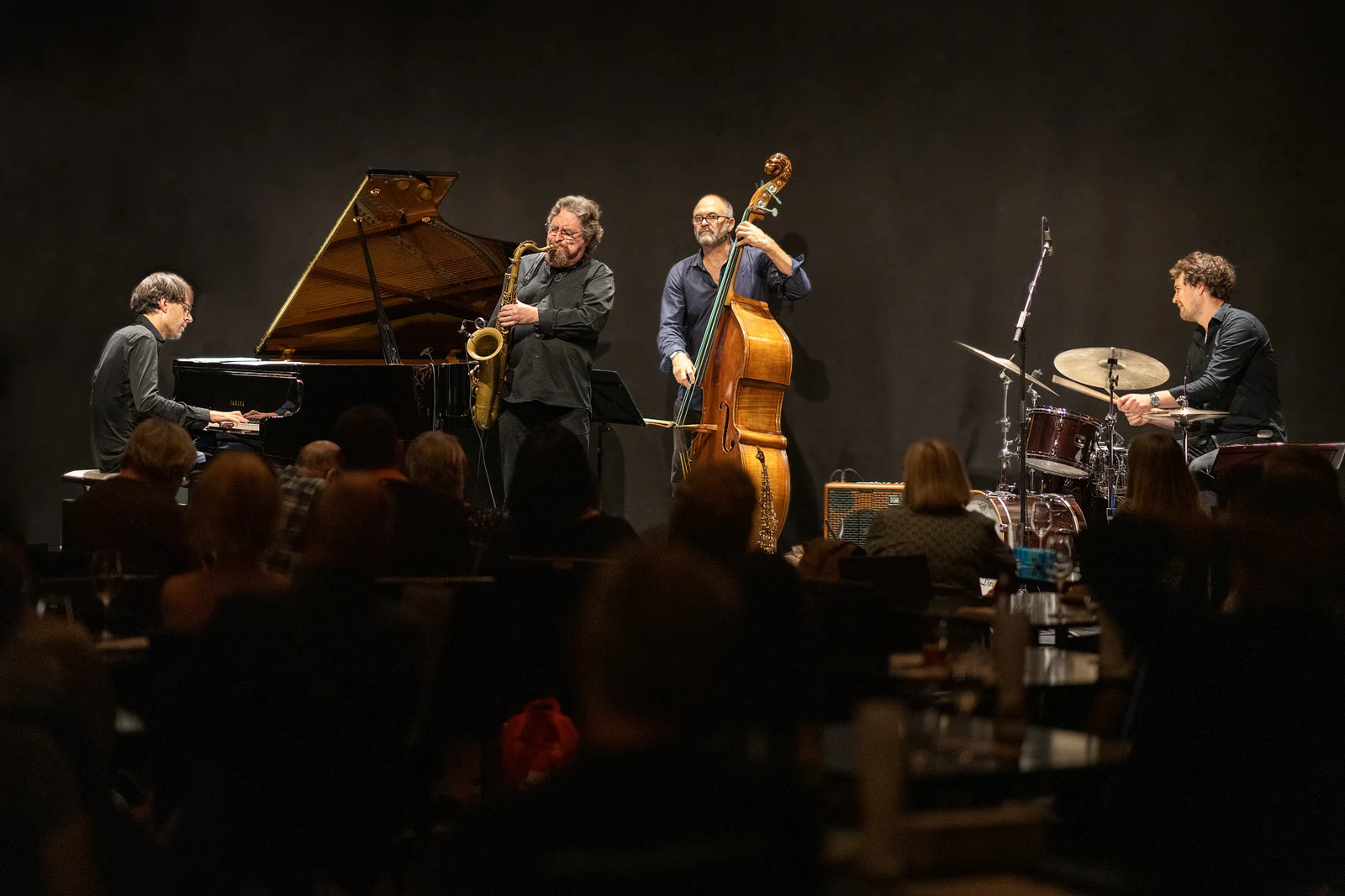 Daniel Guggenheim Quartett live auf der Bühne mit Klavier, Saxofon, Kontrabass und Schlagzeug — Foto: Anja Jahn